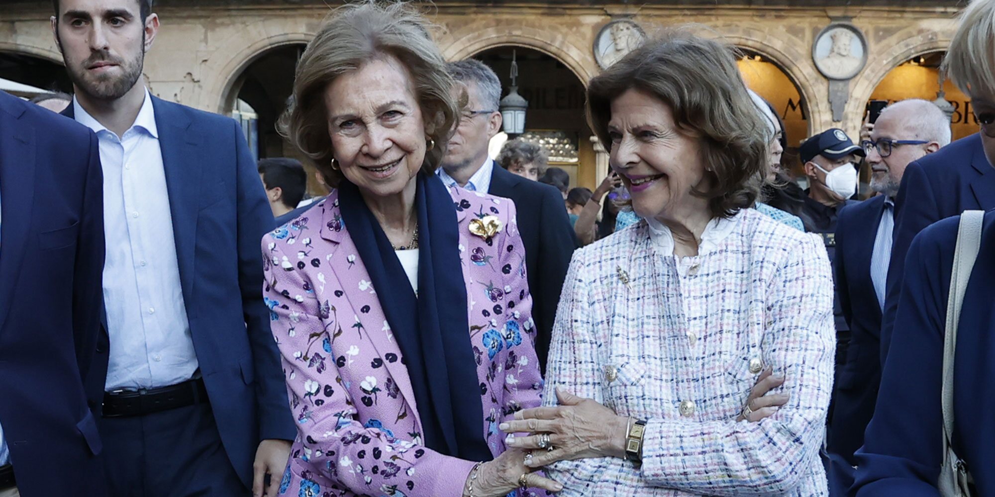 El tour turístico por Salamanca de la Reina Sofía y Silvia de Suecia: complicidad, cercanía y la tuna