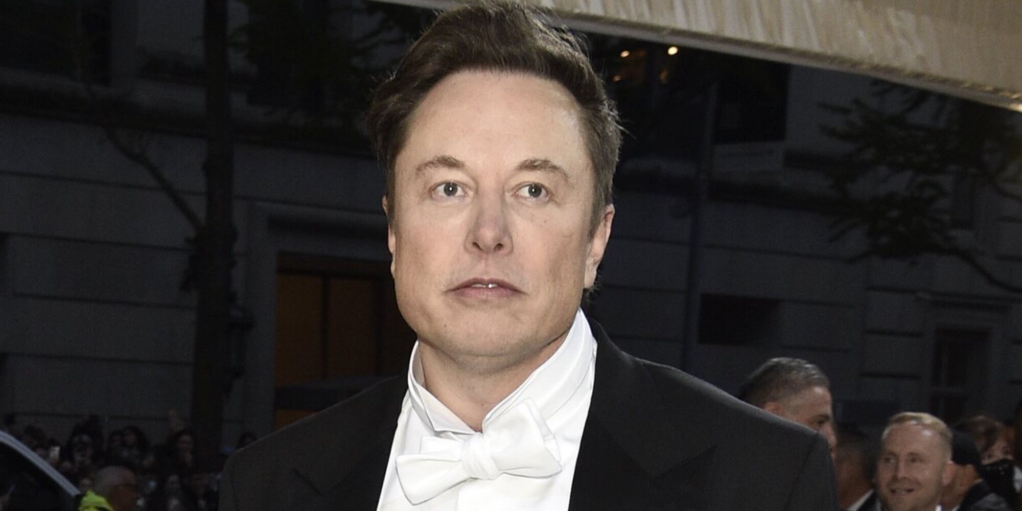 Elon Musk habría sido padre de gemelos con una de sus ejecutivas antes de nacer su segundo hijo con Grimes