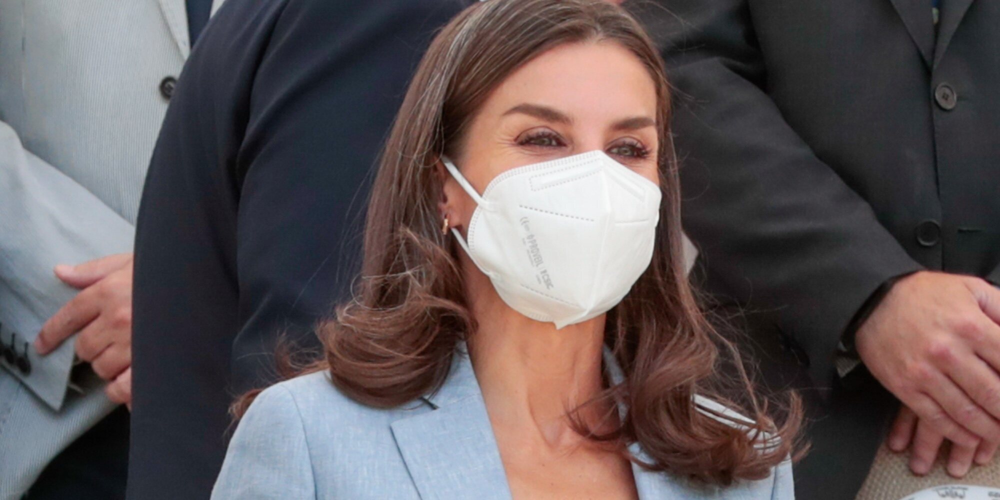 La Reina Letizia reaparece tras su positivo en covid muy animada y con mascarilla en un acto oficial