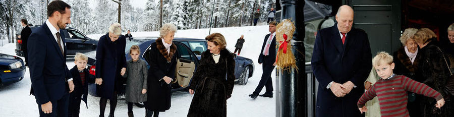 Ingrid Alexandra y Sverre Magnus de Noruega acompañan a los Príncipes Haakon y Mette-Marit a la Misa de Navidad
