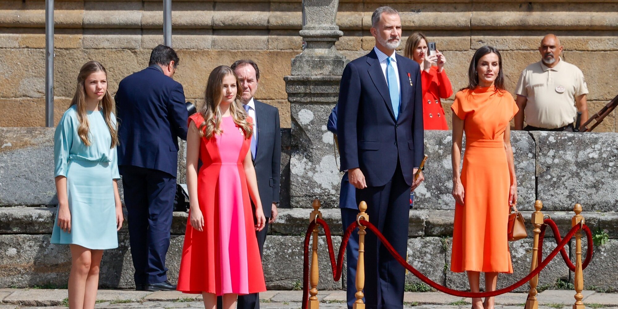 La Princesa Leonor y la Infanta Sofía acaparan las miradas con sus coloridos looks en la festividad de Santiago
