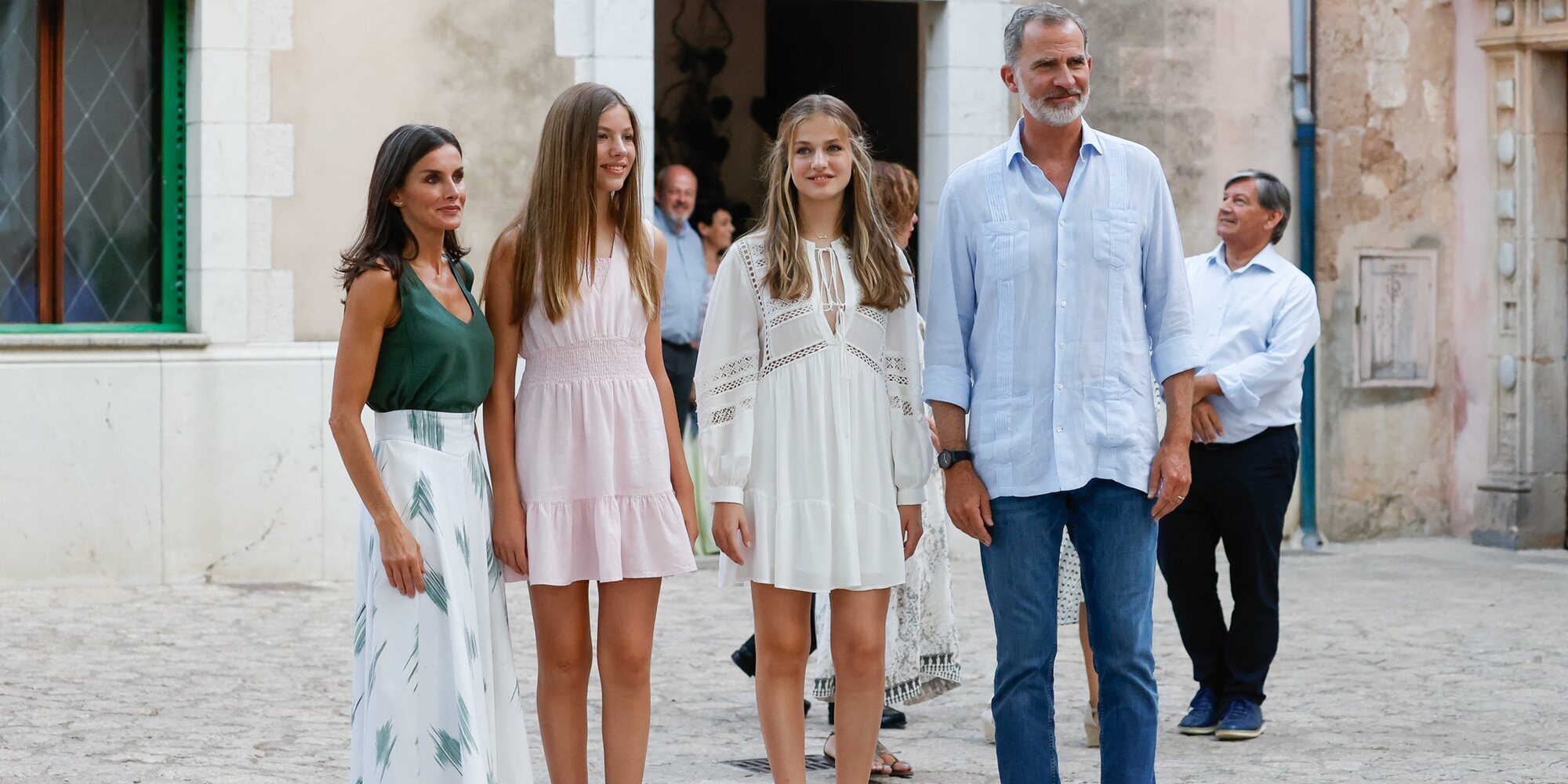 Los detalles de la visita de la Familia Real a Valldemossa: el colgante de la Princesa Leonor, abrazos y "tenemos una edad"