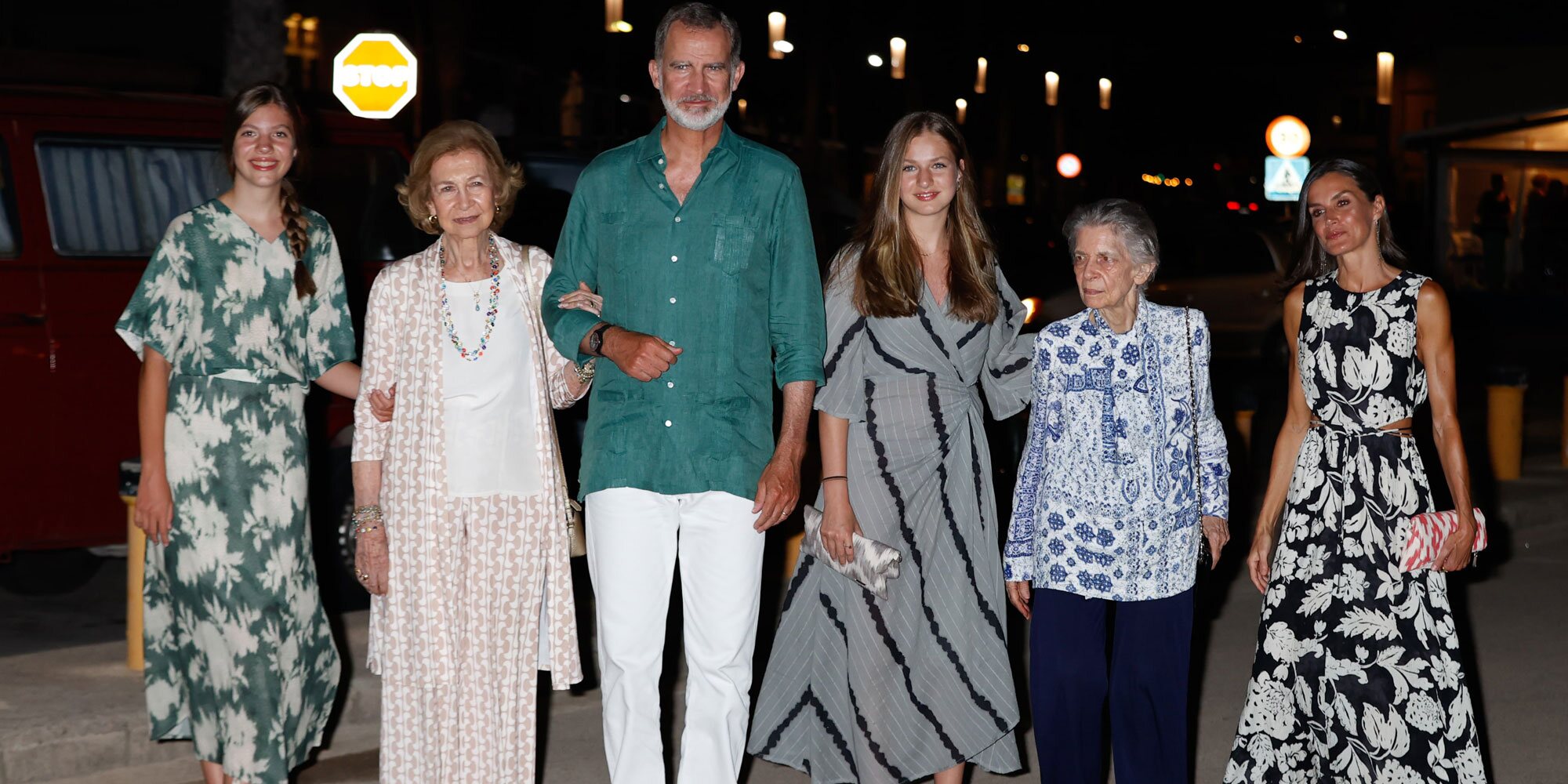 La felicidad de Felipe y Letizia, Leonor y Sofía, la Reina Sofía e Irene de Grecia en su cena familiar en Mallorca
