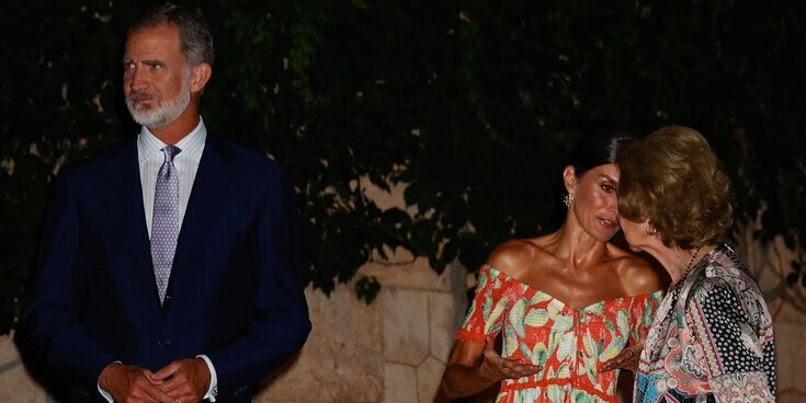 La recepción de los Reyes Felipe y Letizia y la Reina Sofía en Mallorca: cambio de escenario, complicidad y 'estilo british'