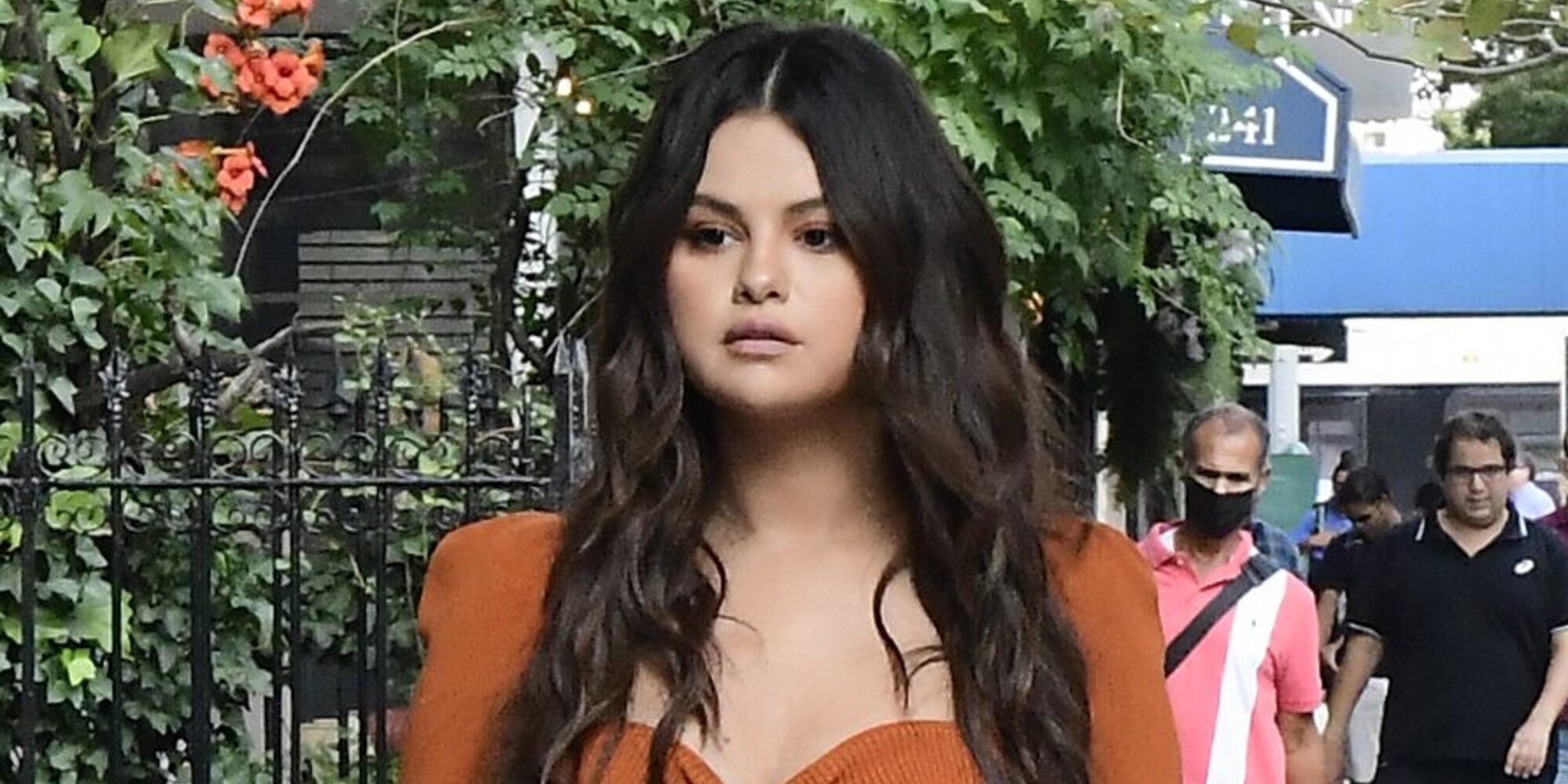 Selena Gomez reivindica el amor propio: "Las barrigas reales vuelven a estar de moda"