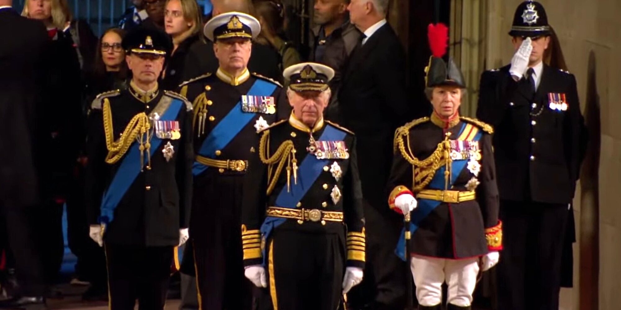 El Rey Carlos III y sus hermanos homenajean a Isabel II en la Vigilia de los Príncipes en Westminster