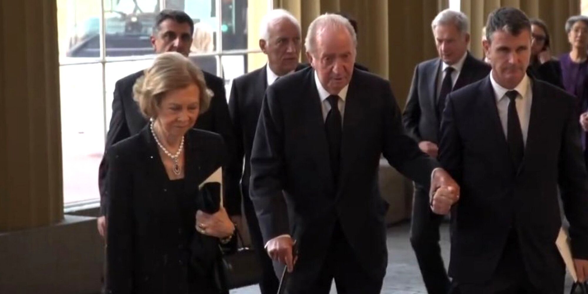 Los Reyes Juan Carlos y Sofía coinciden en la recepción del Palacio de Buckingham ofrecida por el Rey Carlos III