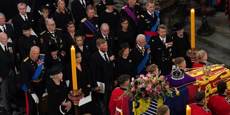 Los Reyes Juan Carlos y Sofía sentados junto a los Reyes Felipe y Letizia en el funeral de la Reina Isabel II