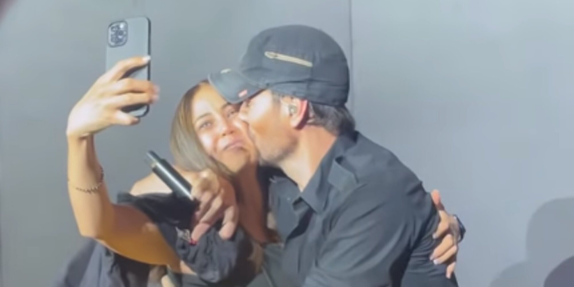 Enrique Iglesias protagoniza un apasionado beso con una fan durante un concierto