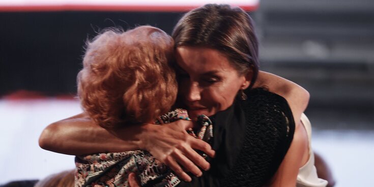El inesperado abrazo de la Reina Letizia a Maruja, una mujer de 90 años de la Fundación Grandes Amigos