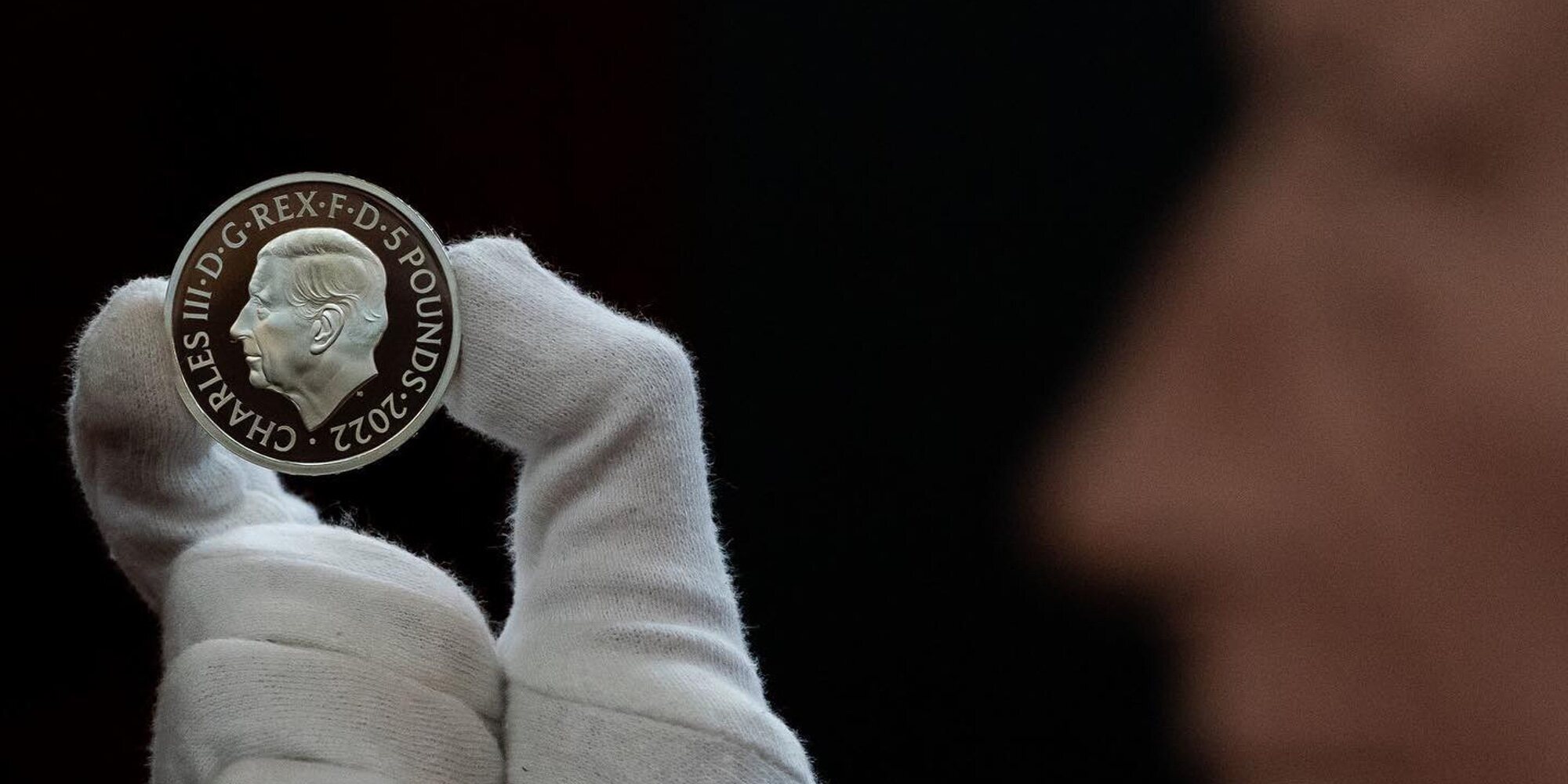 La Real Casa de la Moneda británica presenta las nuevas monedas con el retrato del Rey Carlos III