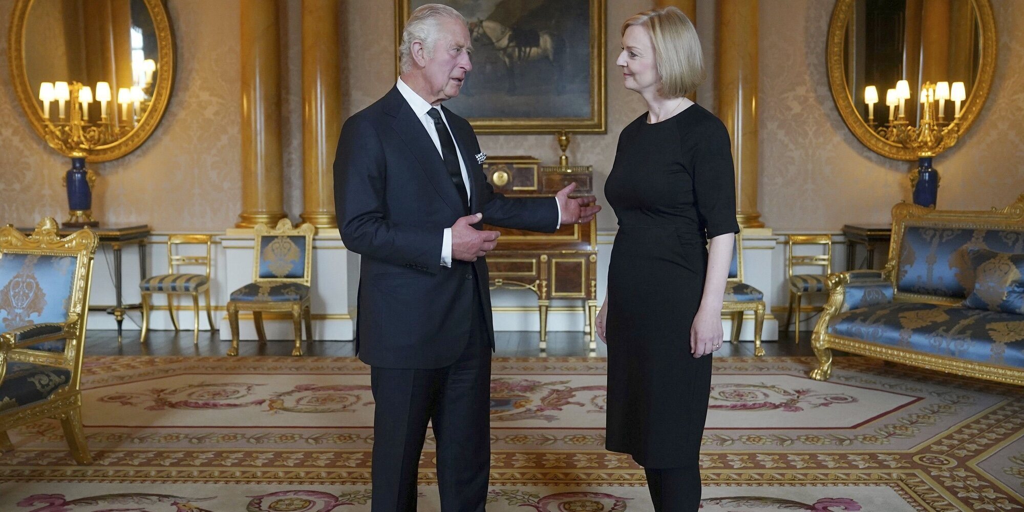 El polémico recibimiento del Rey Carlos III a la Primera Ministra Liz Truss en una audiencia en Buckingham Palace