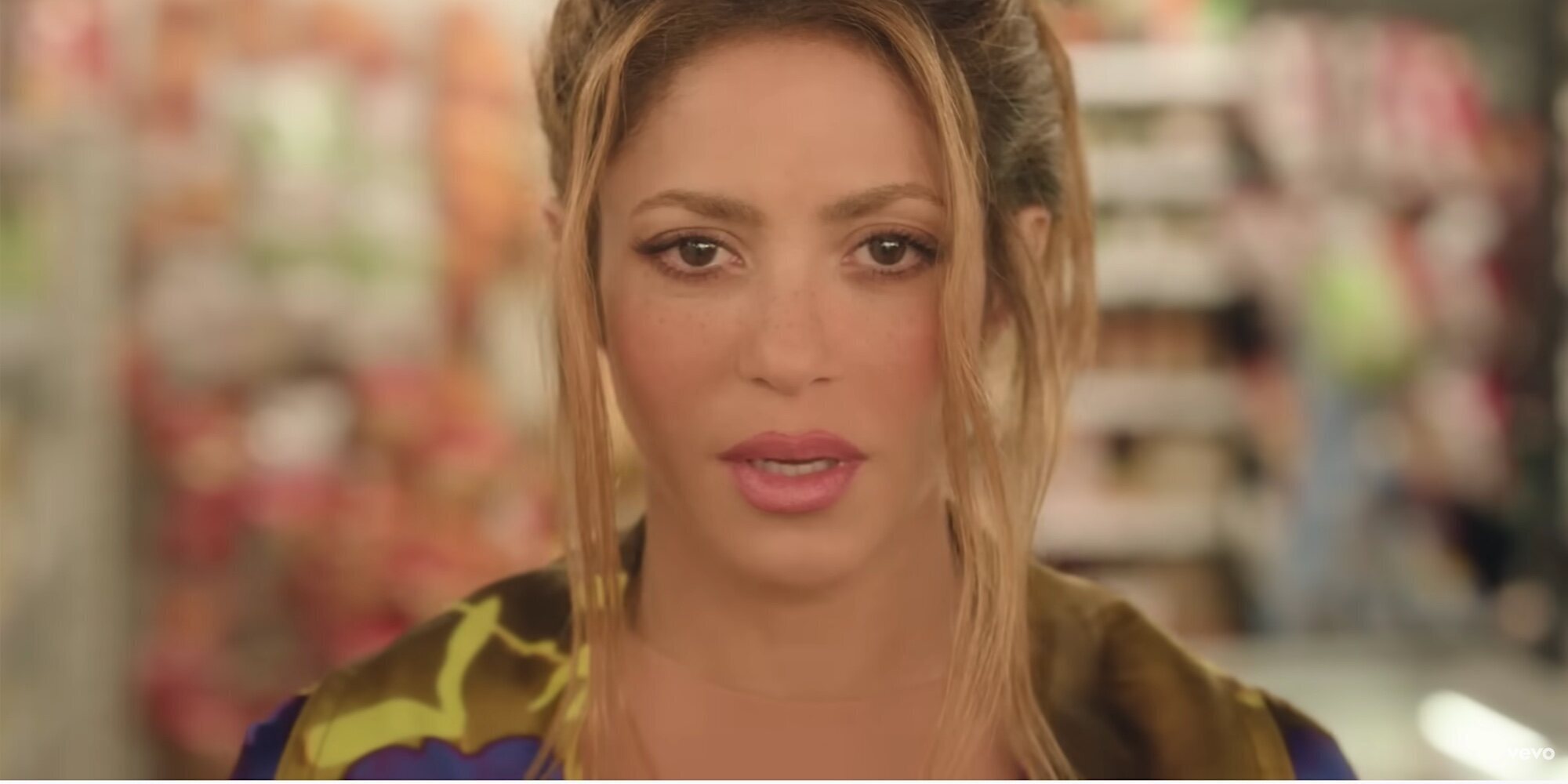 El directo videoclip de Shakira: el hombre que 'la mata' en 'Monotonía' va vestido como Piqué en 'Me enamoré'