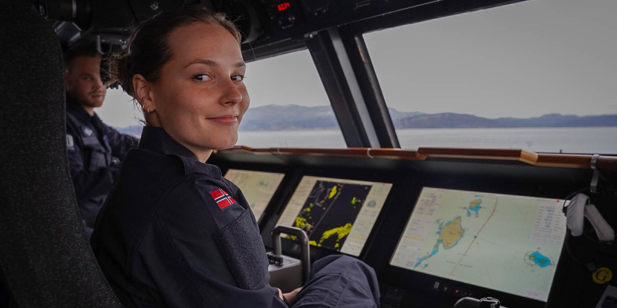 Ingrid Alexandra de Noruega se atreve con todo en la doble visita al Ejército que le regalaron por su 18 cumpleaños