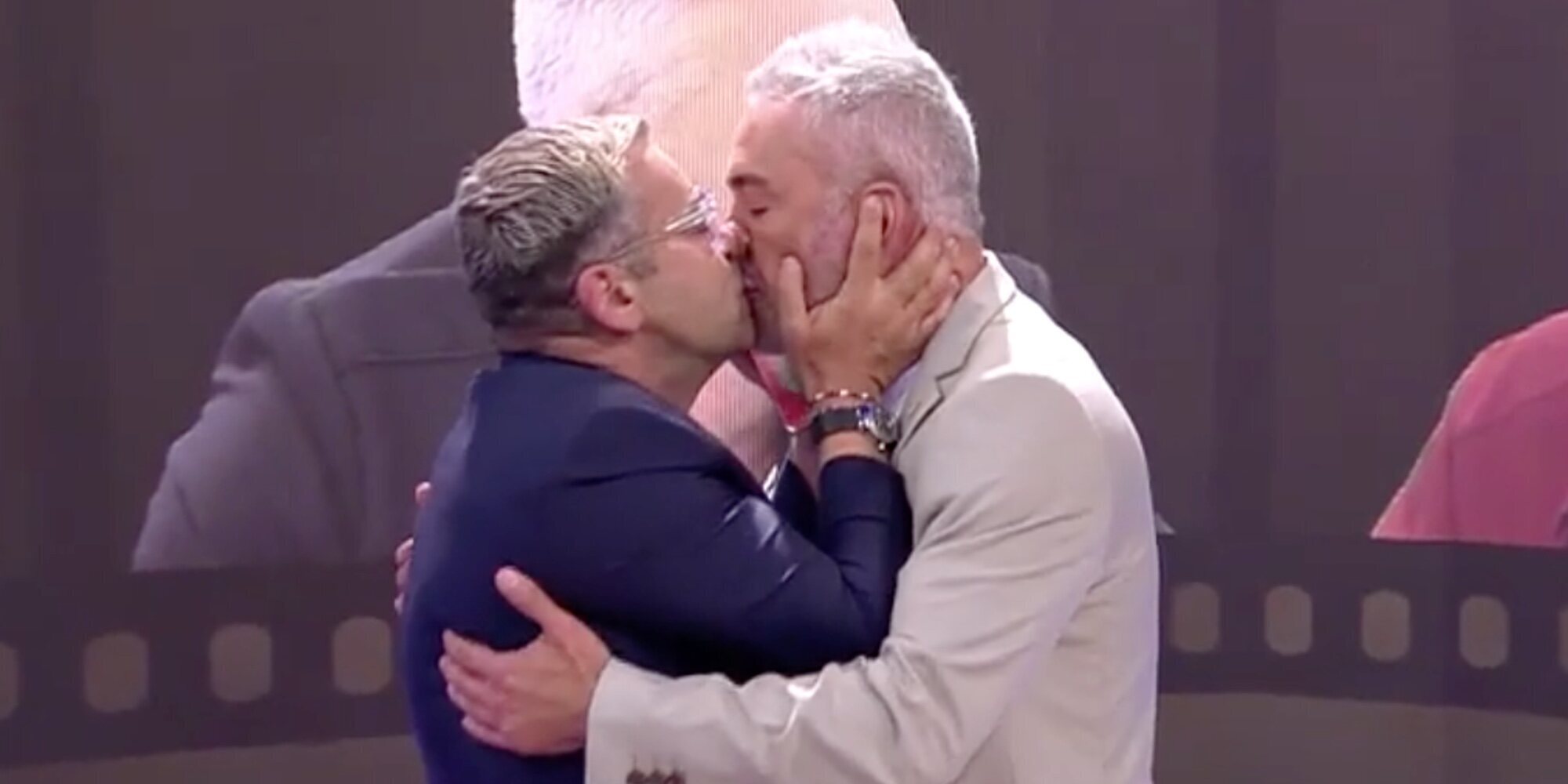Kiko Hernández y Jorge Javier Vázquez protagonizan un apasionado beso 'con lengua' en el plató de 'Sálvame'
