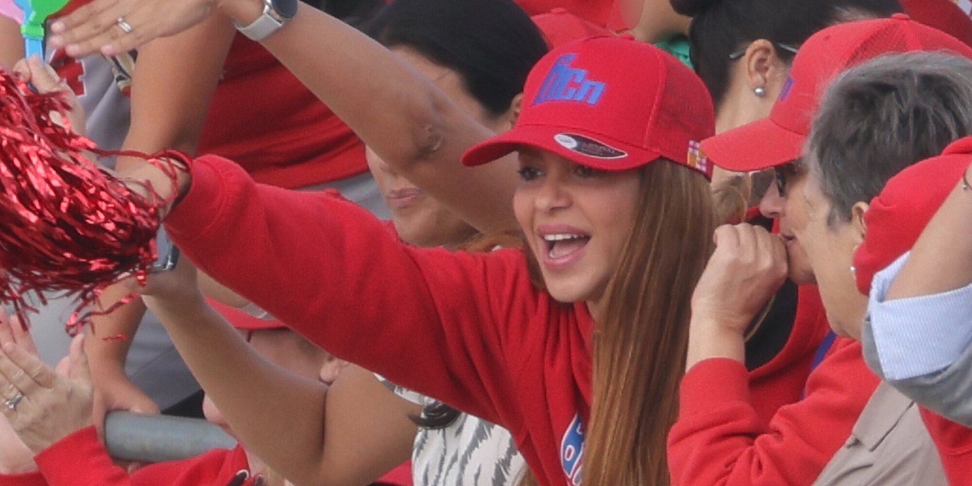 Una madre entregada: Shakira anima a su hijo Milan durante un partido de béisbol