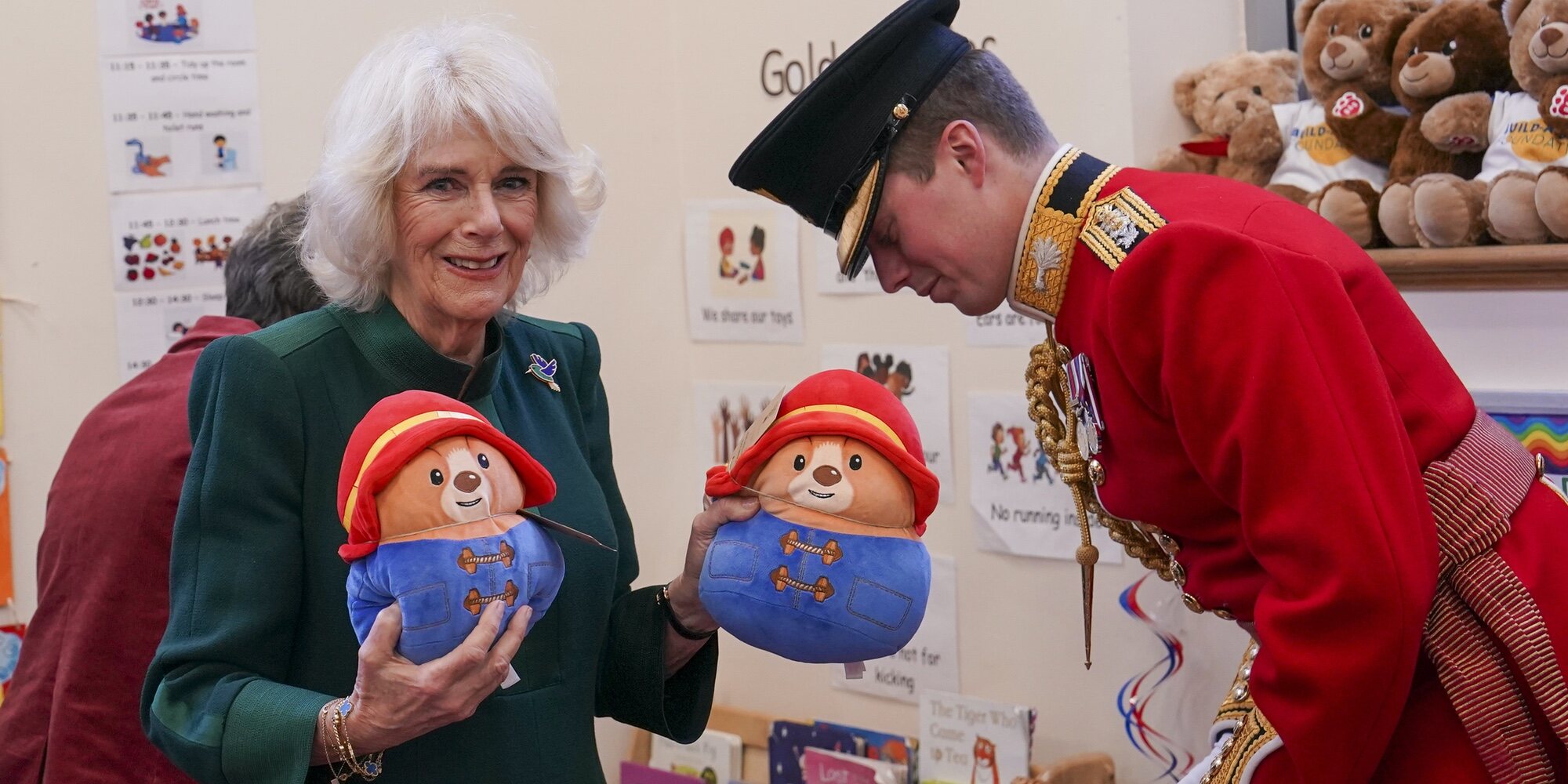 Cómo la Reina Camilla ha honrado a la Reina Isabel con ositos Paddington