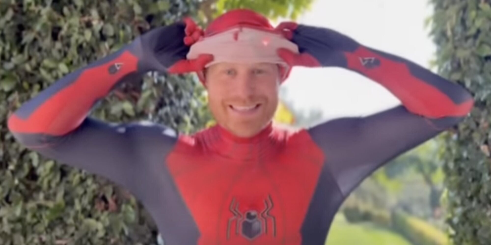 El Príncipe Harry se disfraza de Spiderman para un mensaje navideño solidario