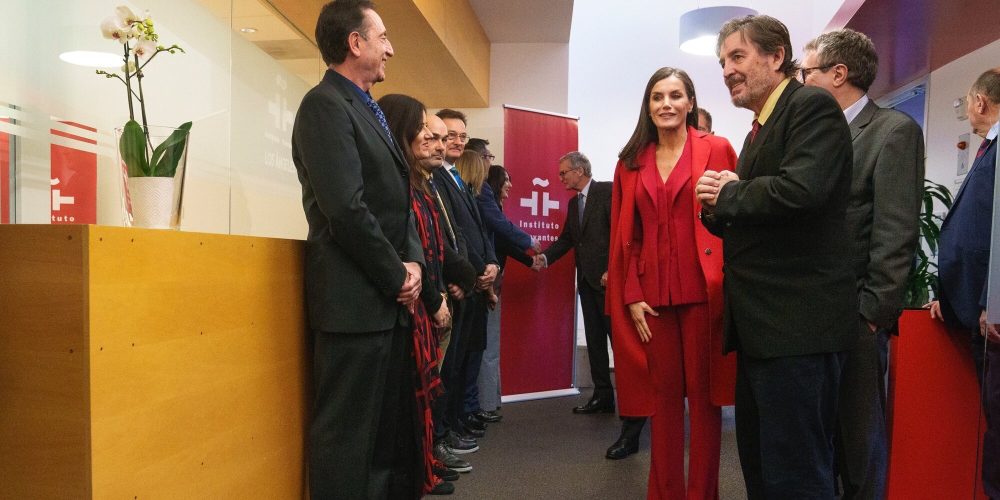 La Reina Letizia, todo al rojo en la reunión sobre el español previa a la inauguración del Cervantes en Los Angeles