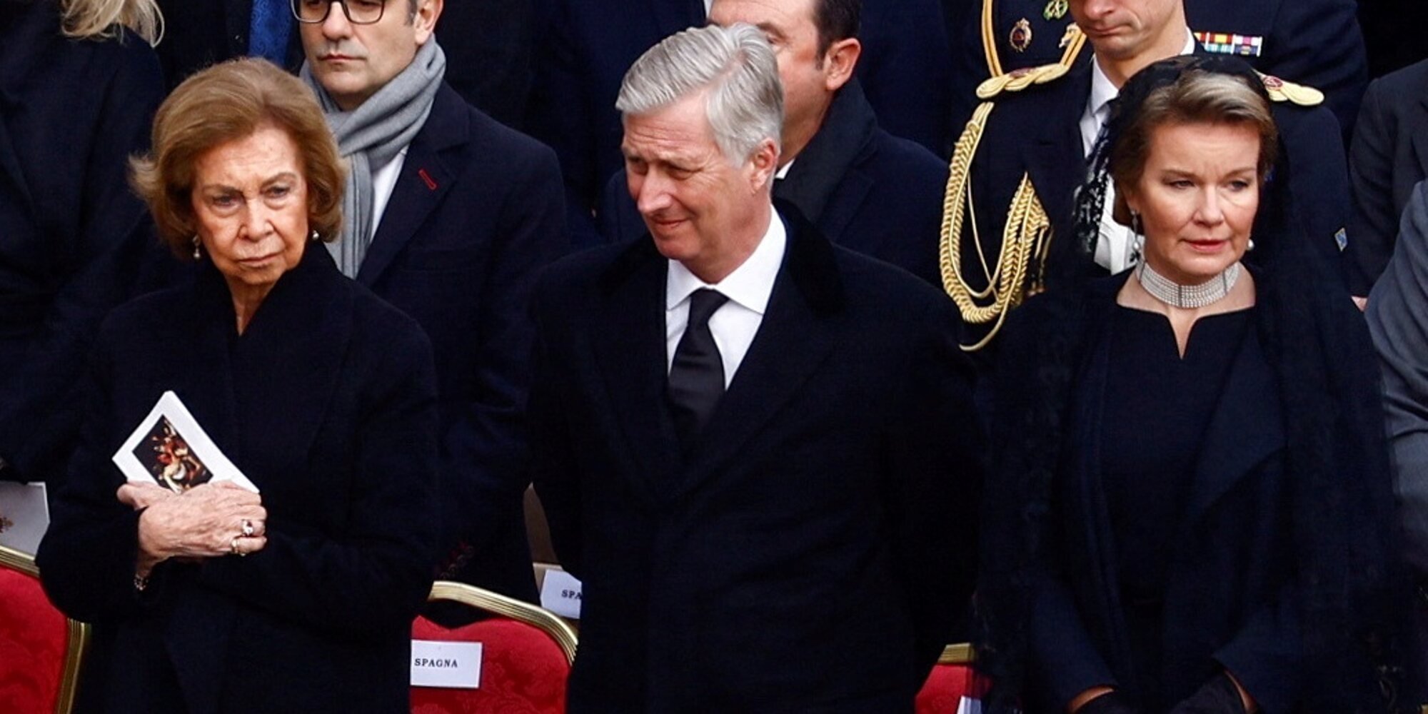 La Reina Sofía, representante de la Corona española en el funeral de Papa Benedicto XVI junto a los Reyes de Bélgica