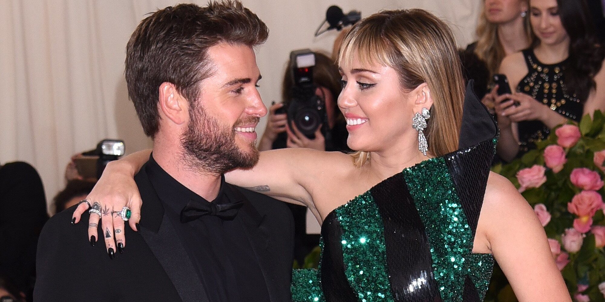 Miley Cyrus pone de nuevo en la palestra su relación con Liam Hemsworth en su último single 'Flowers'