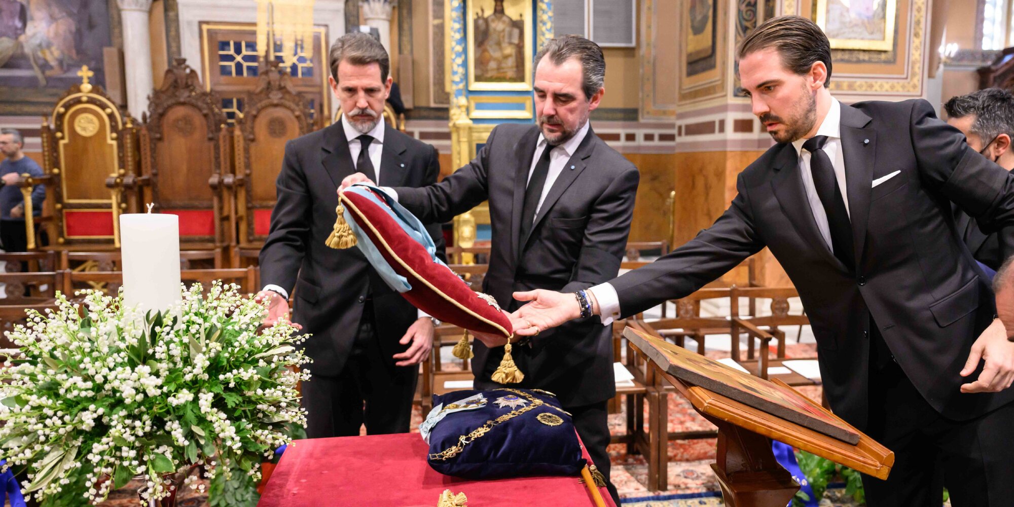El especial significado de la corona de flores del féretro de Constantino de Grecia en su funeral
