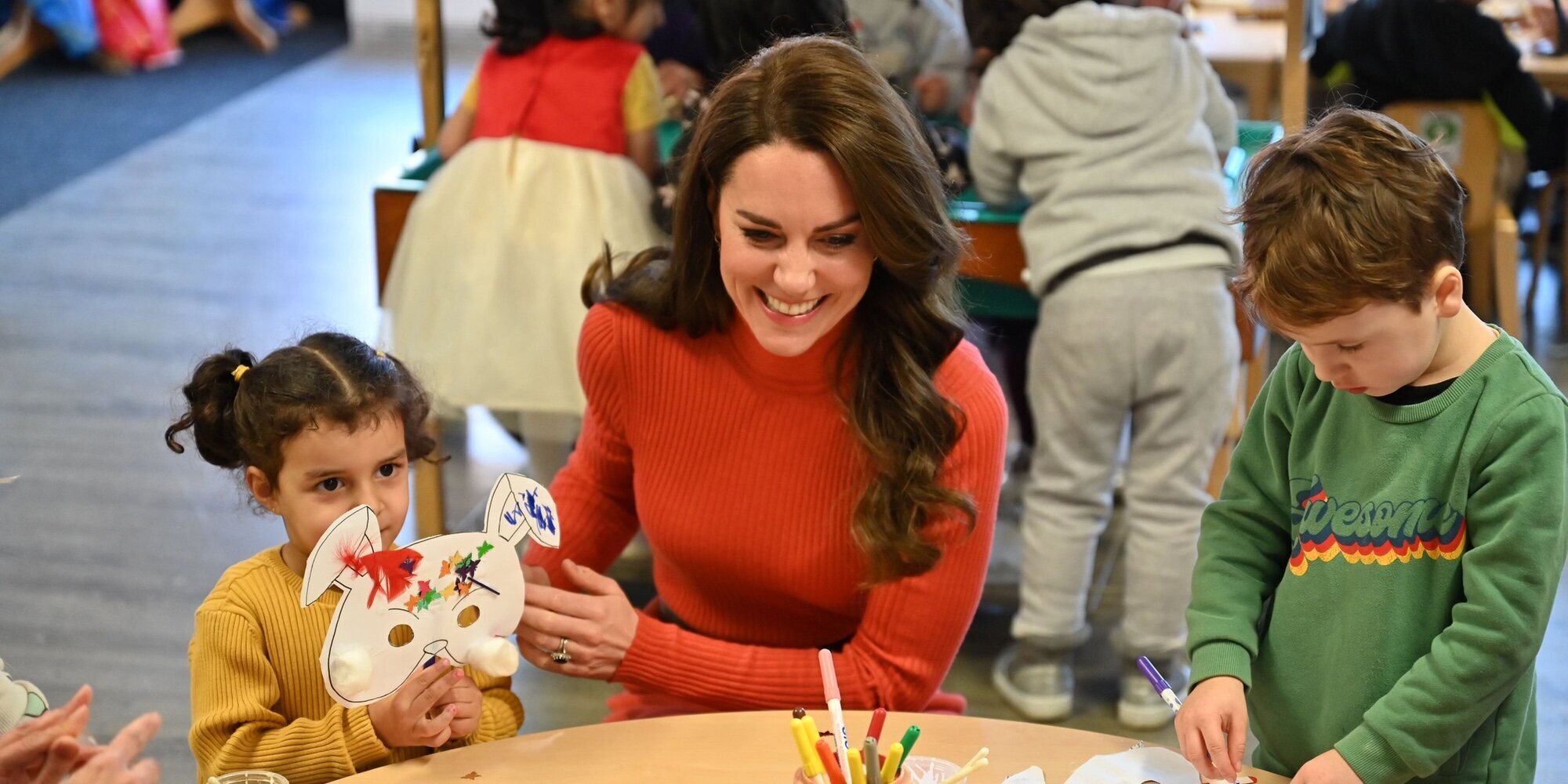 Kate Middleton se deja ver rodeada de pequeños en su primera visita en solitario del año a una escuela infantil