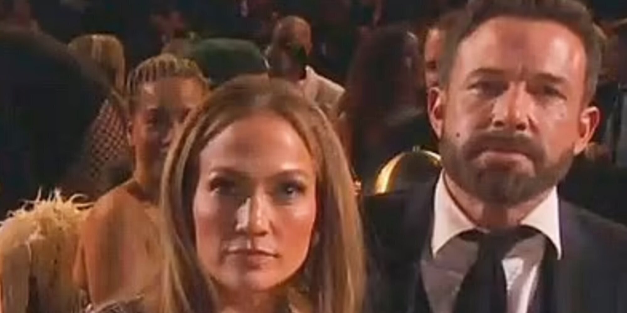 Ben Affleck no estaba de humor en los Grammy 2023: la pillada discutiendo con Jennifer Lopez