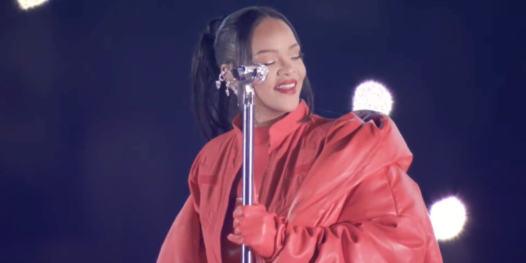 Rihanna anuncia su segundo embarazo en su actuación de la Super Bowl 2023