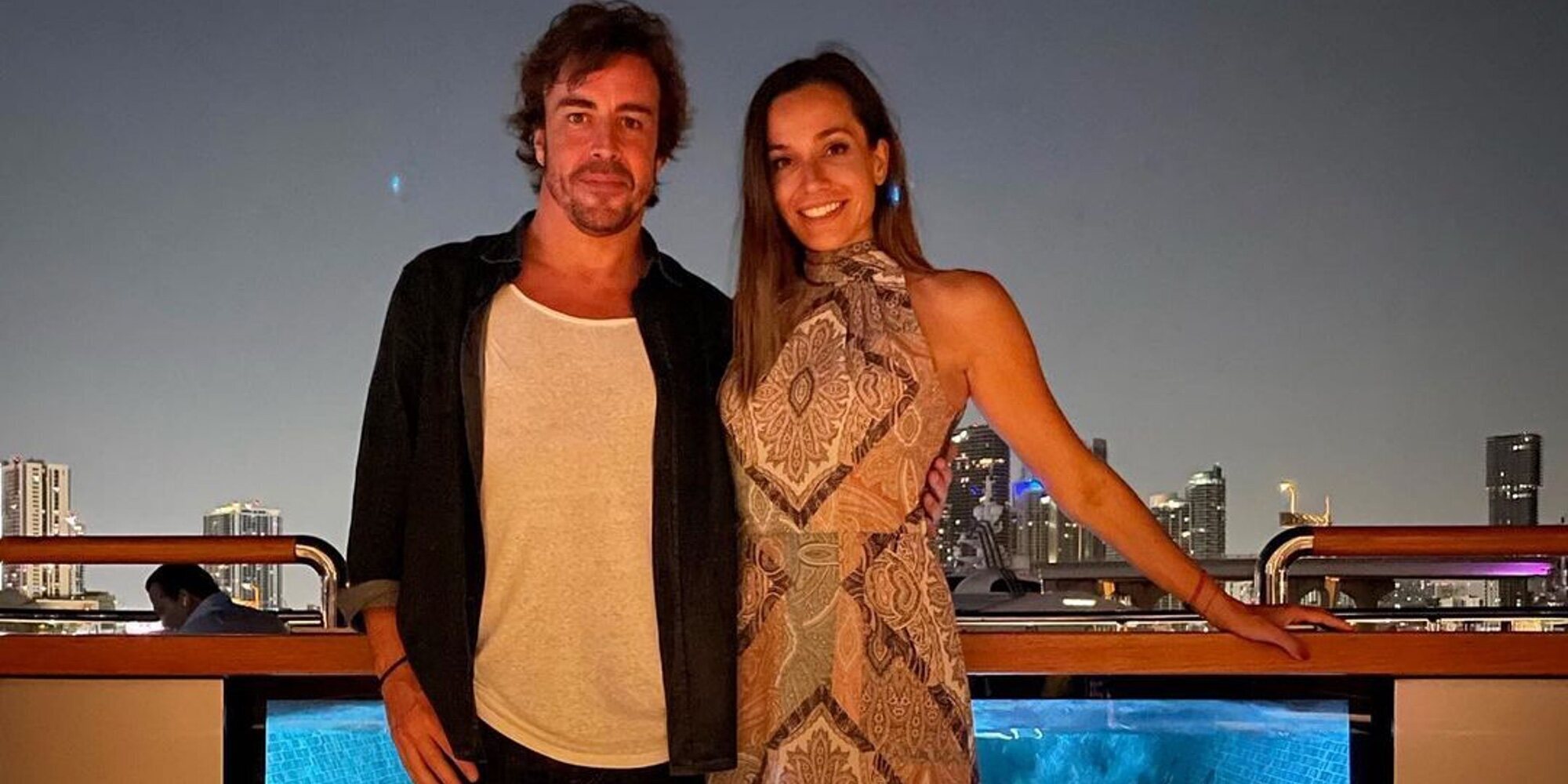 Fernando Alonso celebra su tercer puesto en Baréin de la manera más romántica con su novia Andrea Schlager