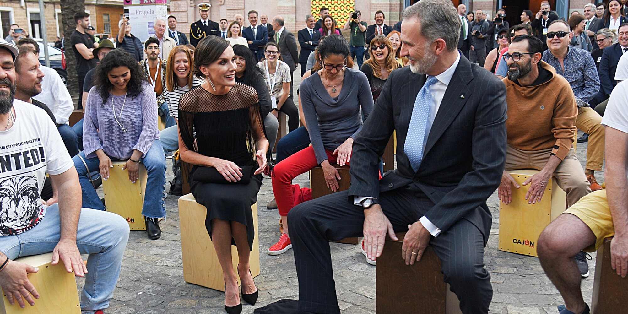 El espontáneo momento que han protagonizado los Reyes Felipe y Letizia al tocar un cajón flamenco
