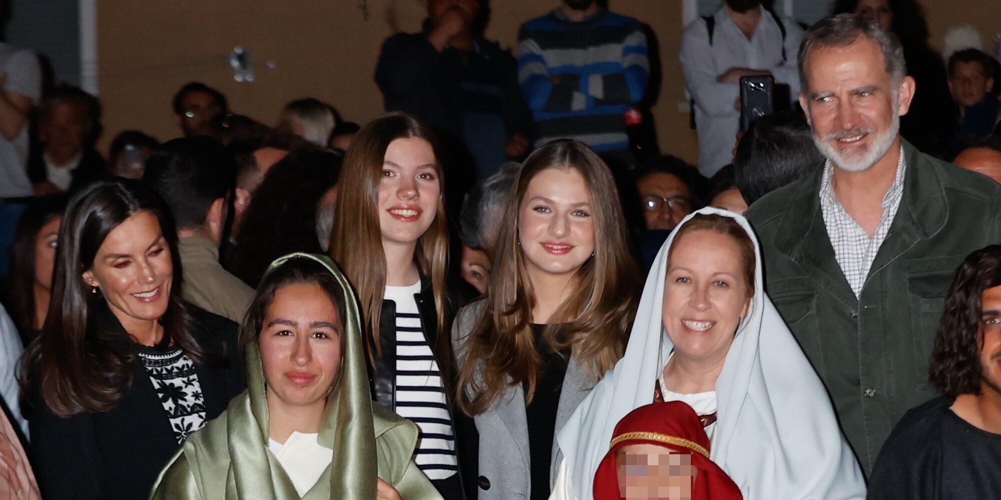 Los Reyes Felipe y Letizia, la Princesa Leonor y la Infanta Sofía sorprenden al disfrutar de la Semana Santa de Chinchón