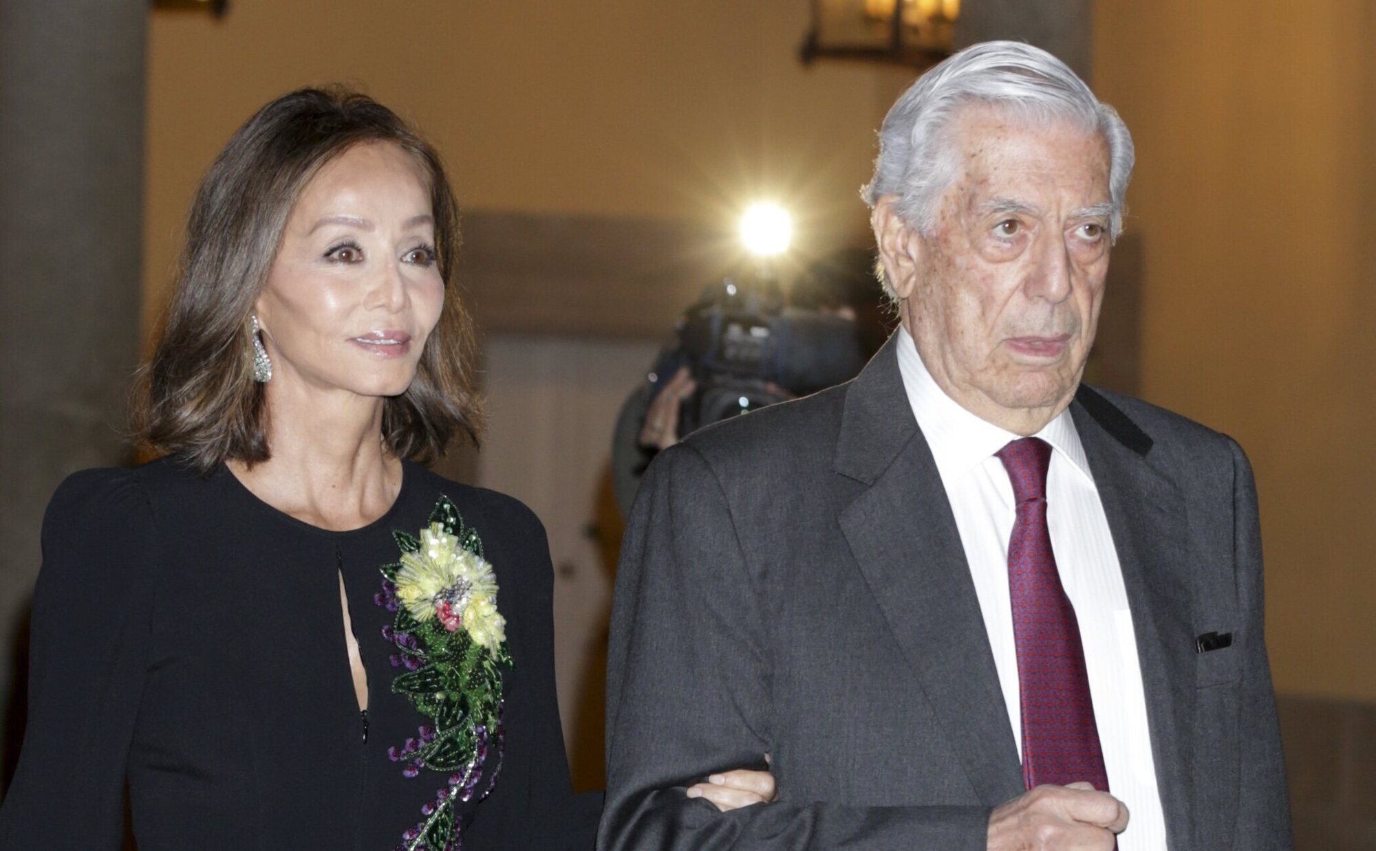 Mario Vargas Llosa no se cierra a tener una amistad con Isabel Preysler