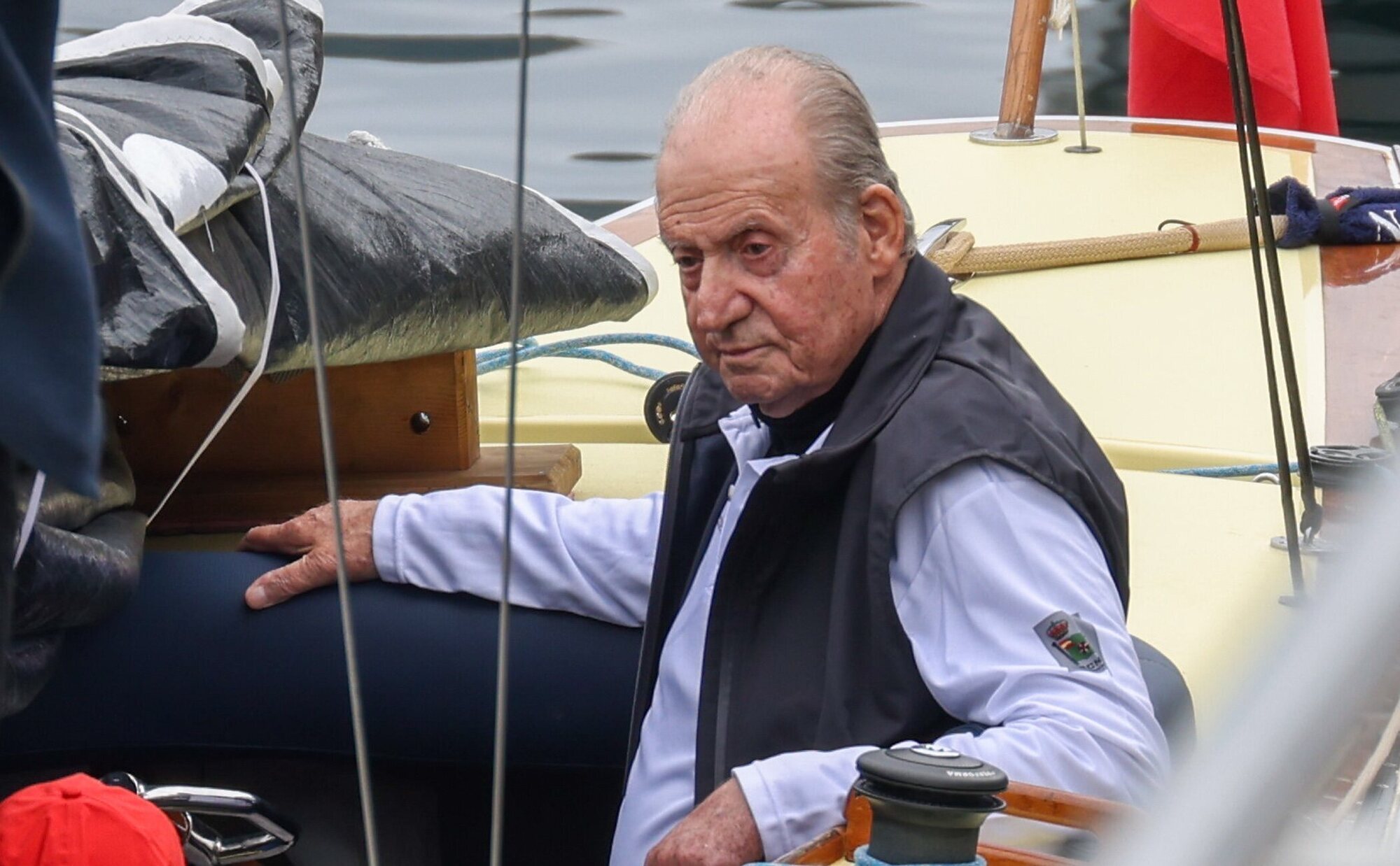 El Rey Juan Carlos ya disfruta del barco en Sanxenxo sin baño de masas y sin posado para la prensa