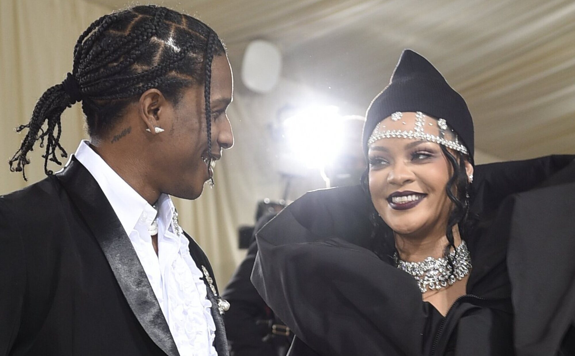 Rihanna y A$AP Rocky llegan más de tres horas tarde a la alfombra roja de la MET Gala 2023