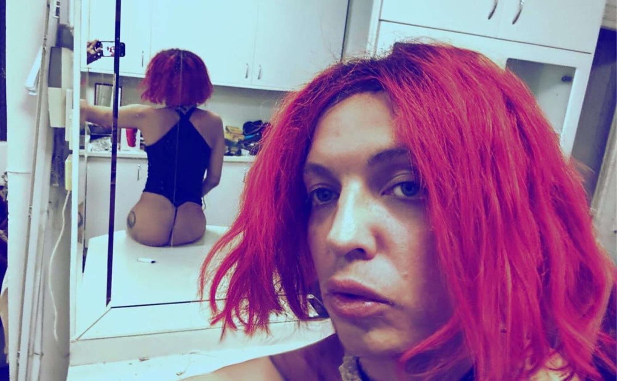 Camilo Blanes cambia su perfil de Instagram y publica fotografías con peluca roja y en ropa interior