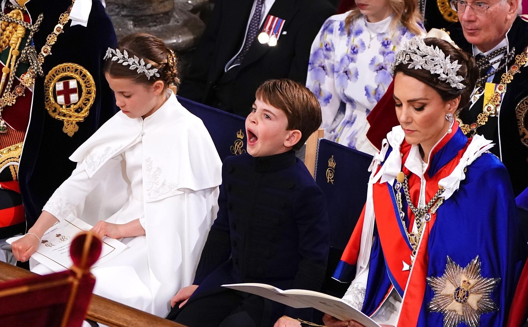 El Príncipe Louis vuelve a ser el centro de atención en la Coronación de Carlos III: comentarios con Charlotte y bostezos