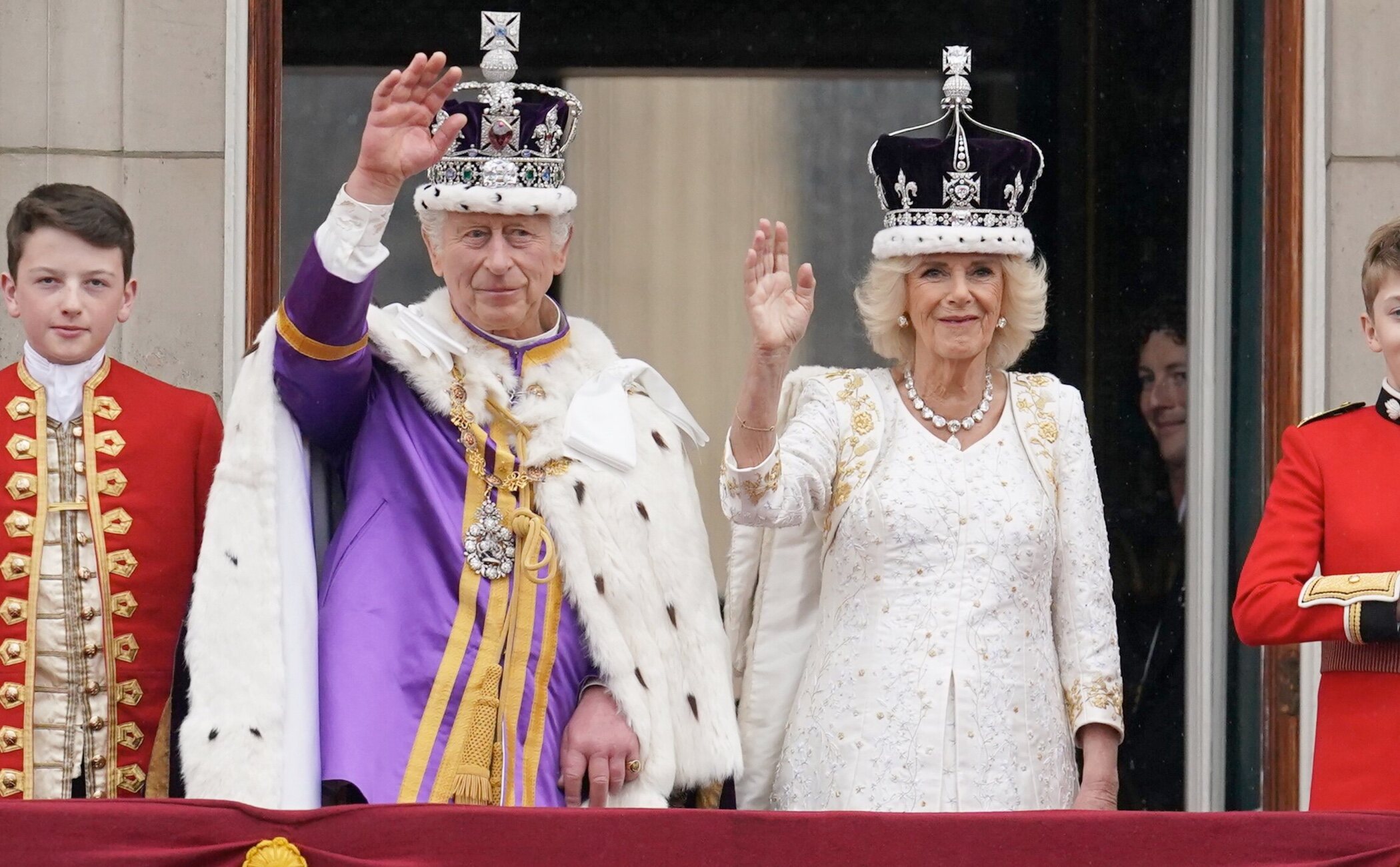 El primer saludo desde el balcón de Carlos III y Camilla como Reyes en su Coronación: emoción y sin Monarquía reducida