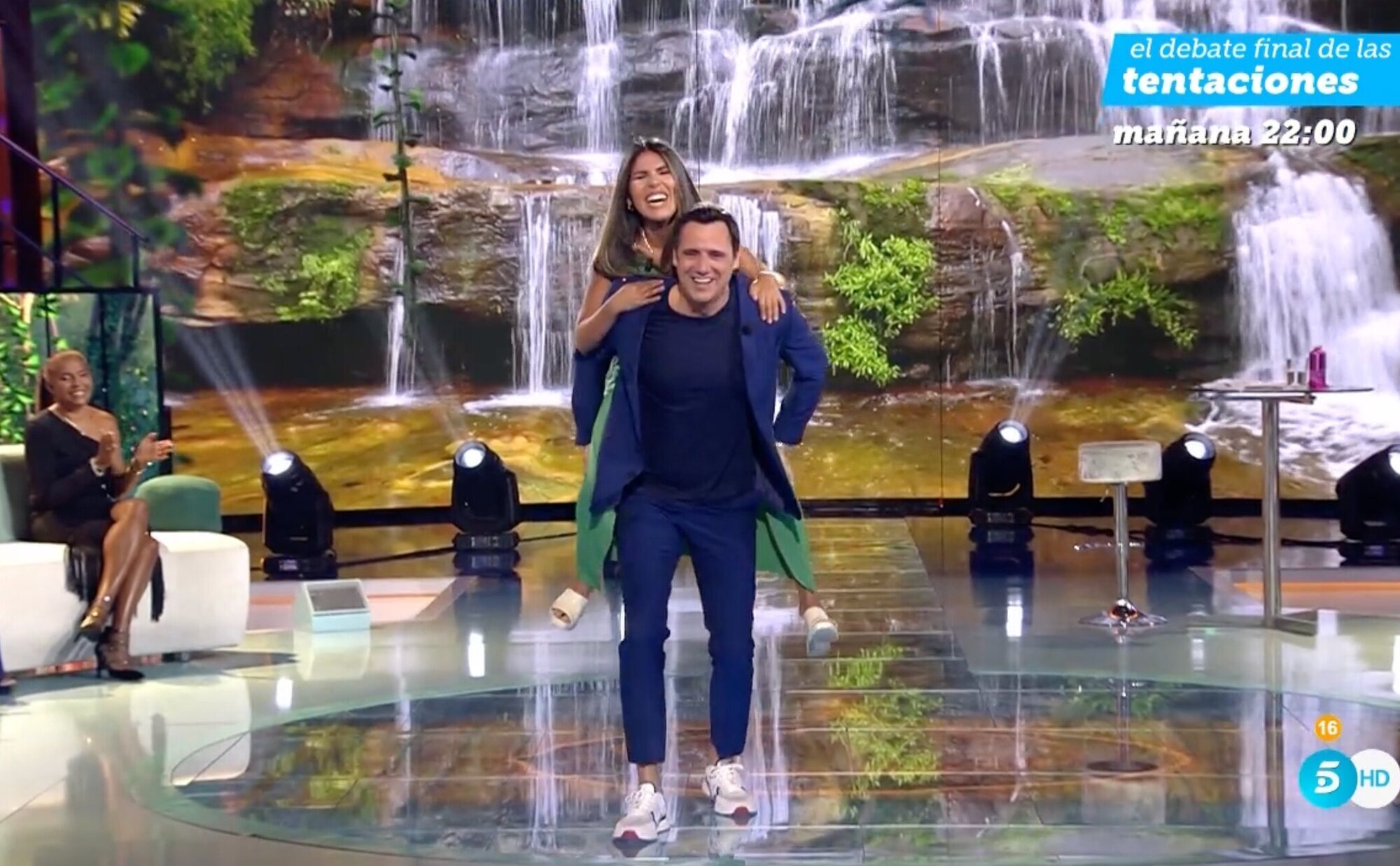 Isa Pantoja abandona el plató de 'Supervivientes 2023' "a lomos" de Ion Aramendi