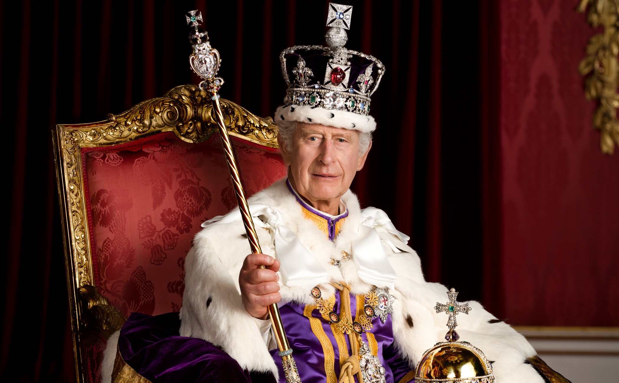 Los retratos oficiales de la Coronación: Carlos III con las majestuosas regalías,  Camilla y toda la Casa Real Británica