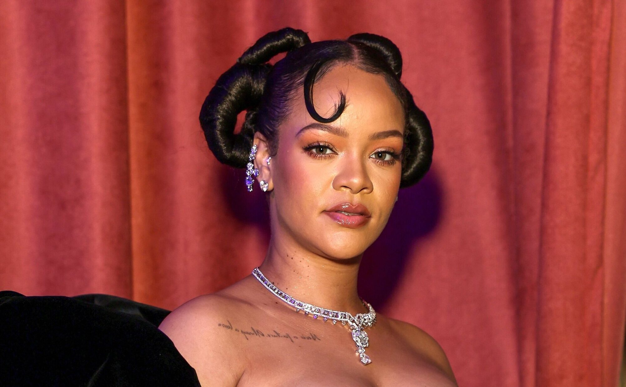 Se revela el nombre del hijo de Rihanna casi un año después de su nacimiento