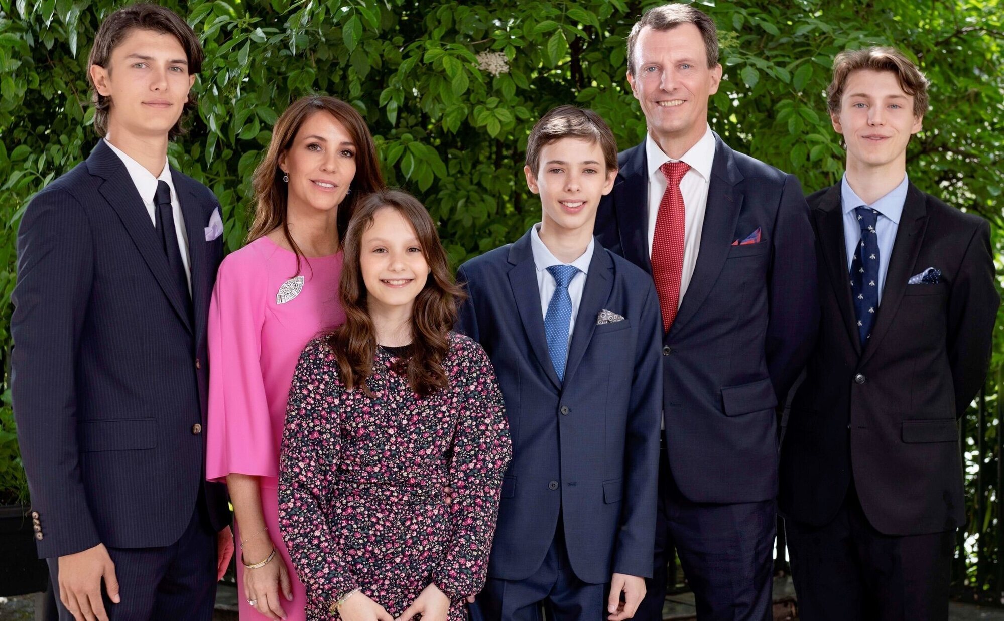 Las fotos oficiales de la Confirmación de Henrik de Dinamarca: familia, gesto cariñoso y diferencias con sus primos