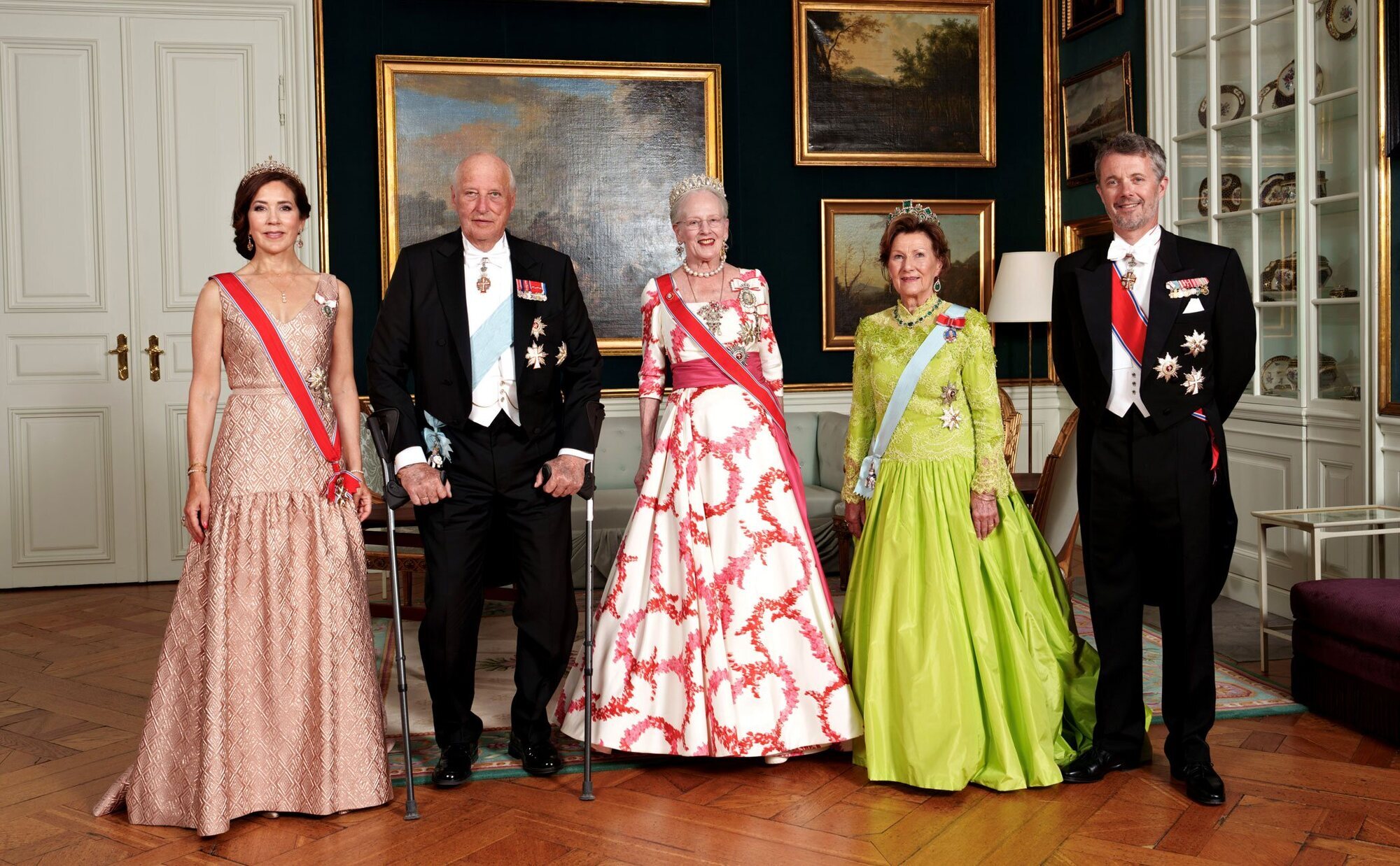 La cena de la Familia Real Danesa a Harald y Sonia de Noruega: tiaras, vestidos simbólicos, vino especial y un descuido