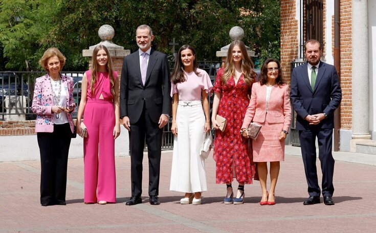 La Infanta Sofía celebra su Confirmación arropada por los Reyes Felipe y Letizia, la Princesa Leonor y tres de sus abuelos