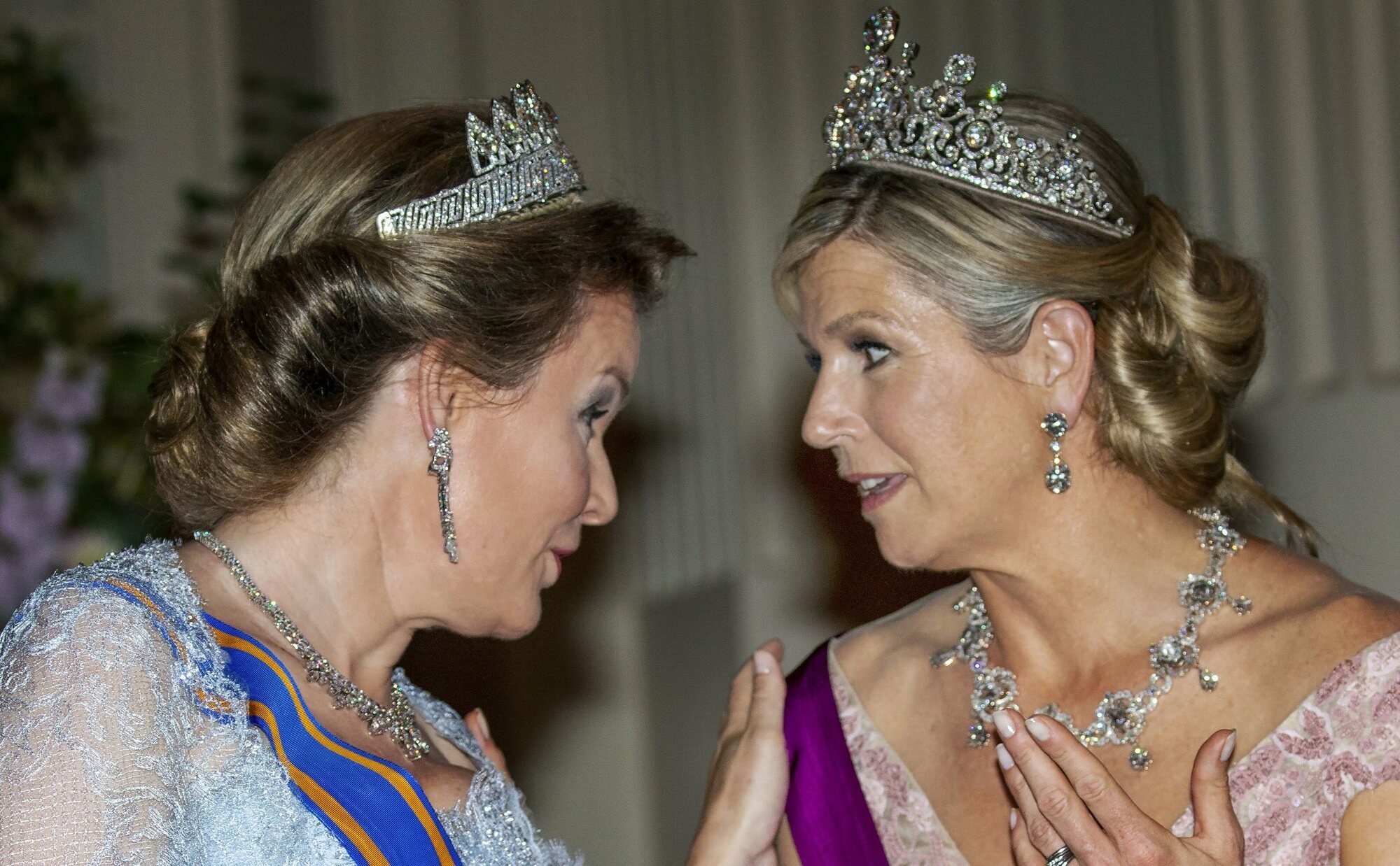 Tiaras y complicidad entre Máxima de Holanda y Matilde de Bélgica en la cena de Estado en Bélgica a los Reyes de Holanda