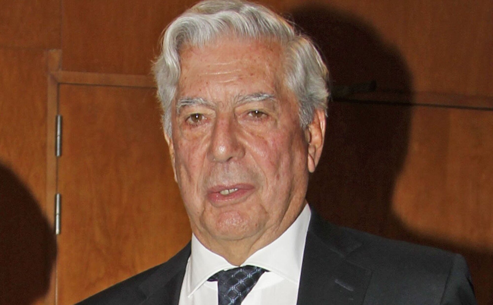 El hijo de Vargas Llosa actualiza sobre su estado de salud y si Isabel Preysler se ha preocupado por él