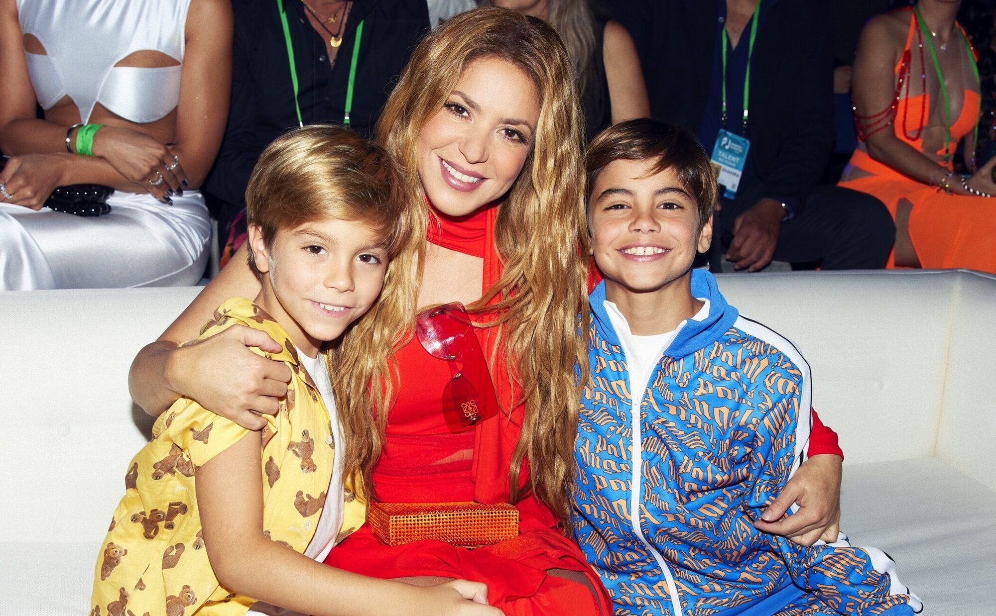 Shakira reacciona a su acusación por fraude fiscal y lleva a sus hijos a unos premios en Puerto Rico