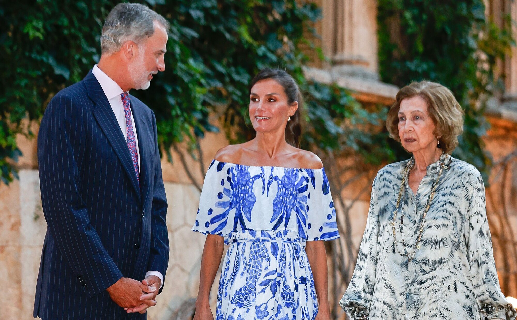 Los Reyes Felipe y Letizia y la Reina Sofía en la recepción a la sociedad balear: el gesto de siempre y el detalle de Letizia