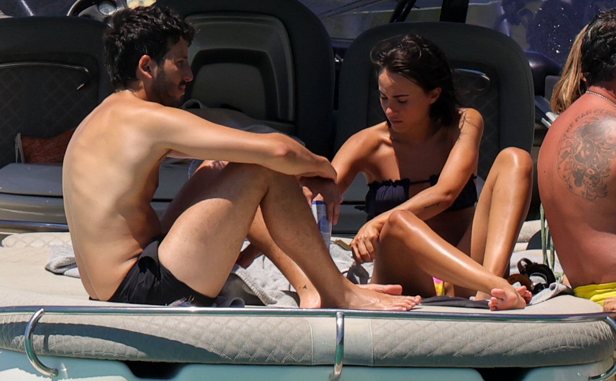 Las vacaciones de Aitana y Sebastián Yatra: Ibiza, entre familia y amigos y cuerpos al sol