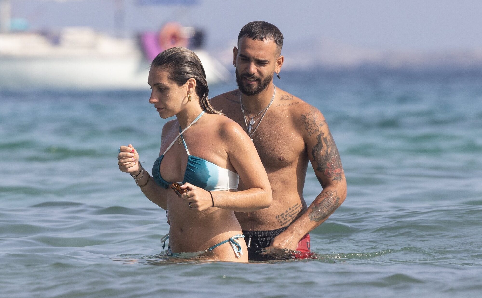 Manuel Cortés disfruta del verano en Ibiza acompañado por una misteriosa joven